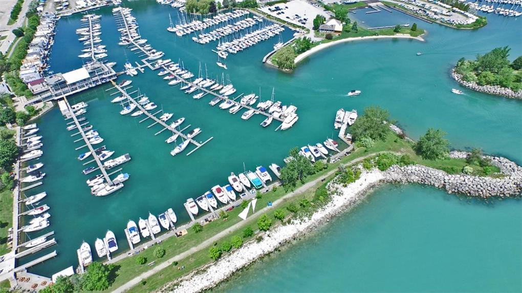 Basement Apartment In Luxury Beach House Toronto Esterno foto
