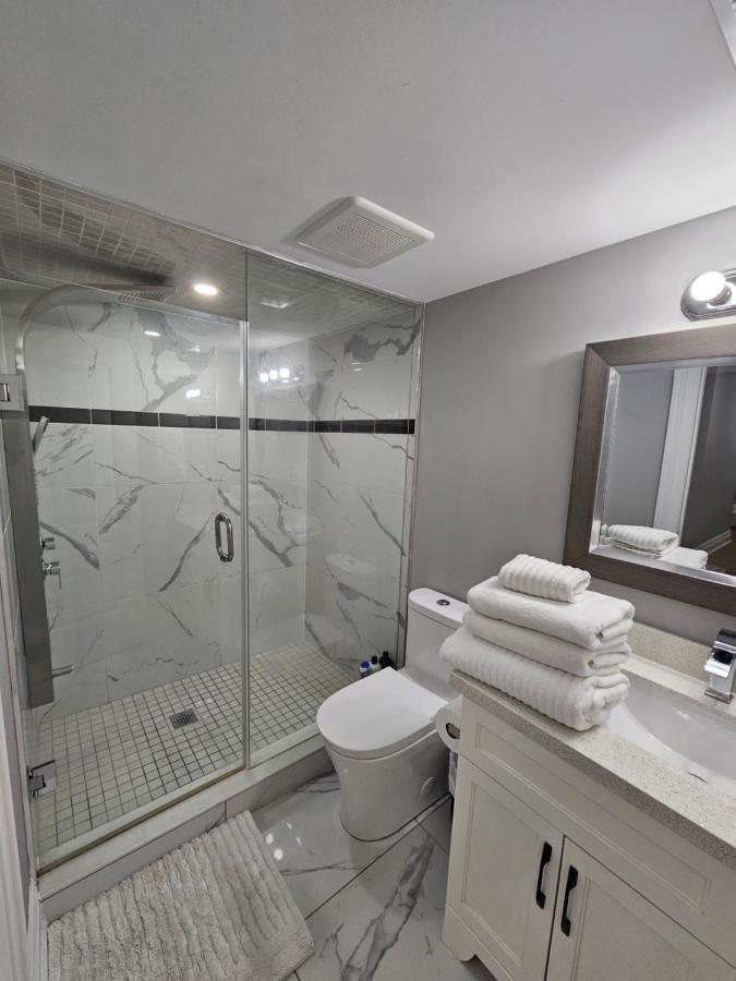 Basement Apartment In Luxury Beach House Toronto Esterno foto