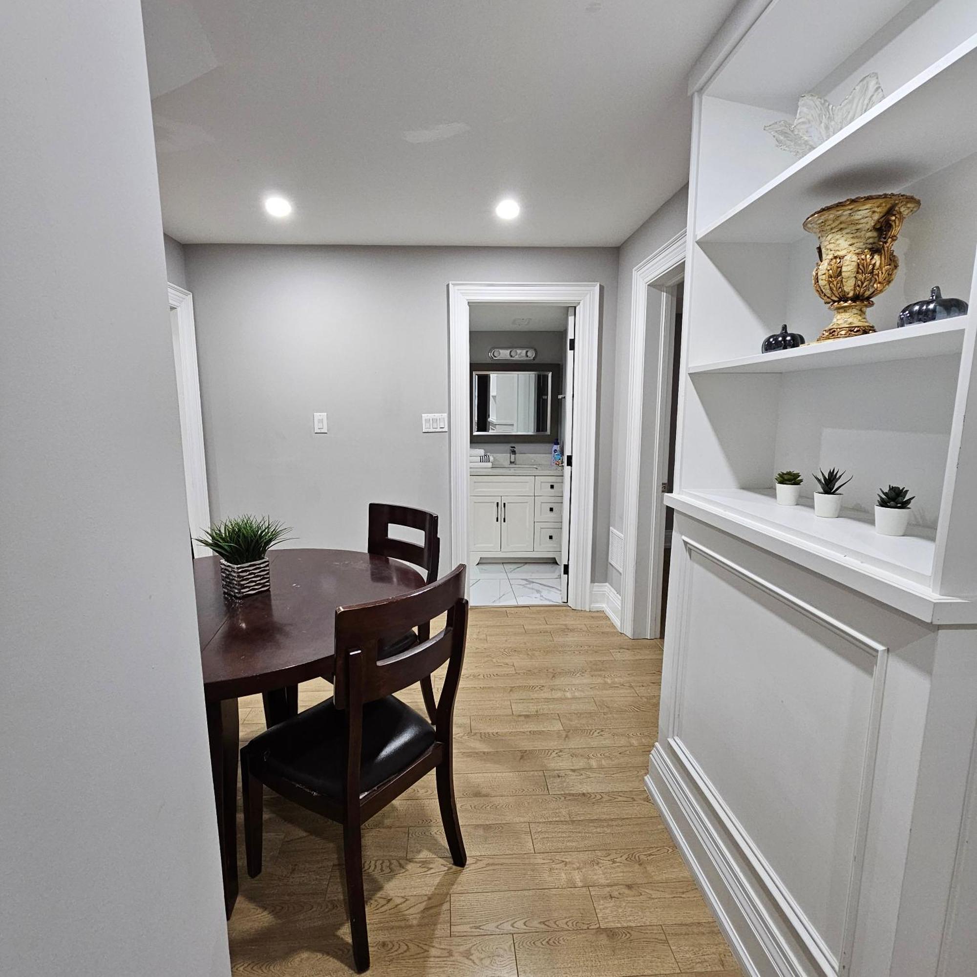 Basement Apartment In Luxury Beach House Toronto Esterno foto
