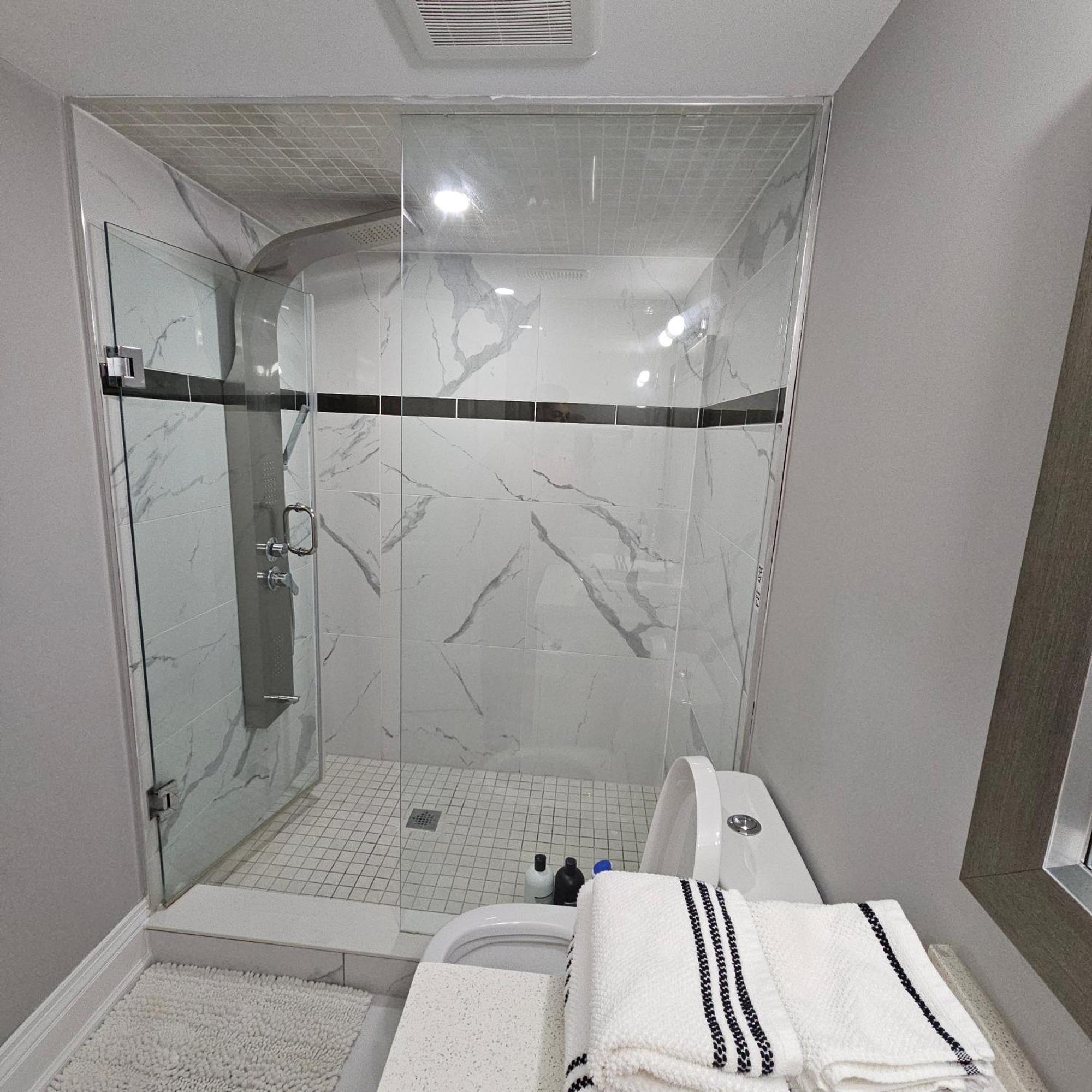 Basement Apartment In Luxury Beach House Toronto Esterno foto